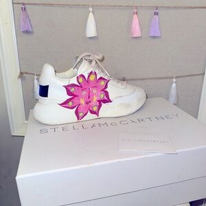 Stella McCarthy flower
Sneaker